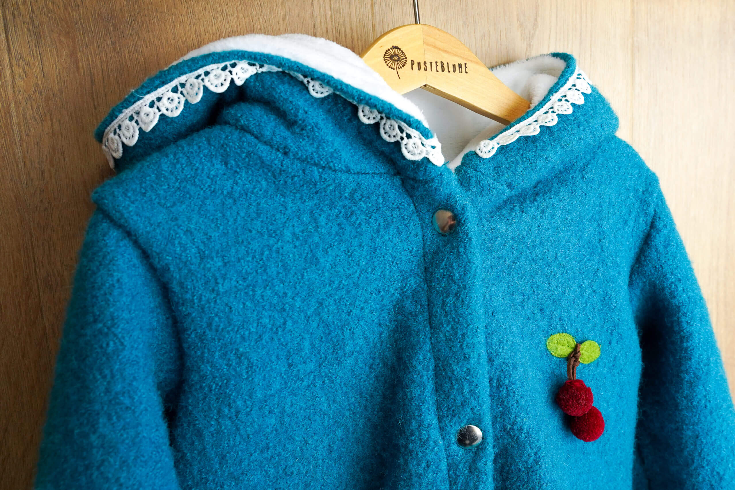 Walkmantel in hellem blau