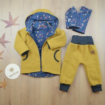 Walkjacke und Walkhose in senfgelb mit Loop und Haube