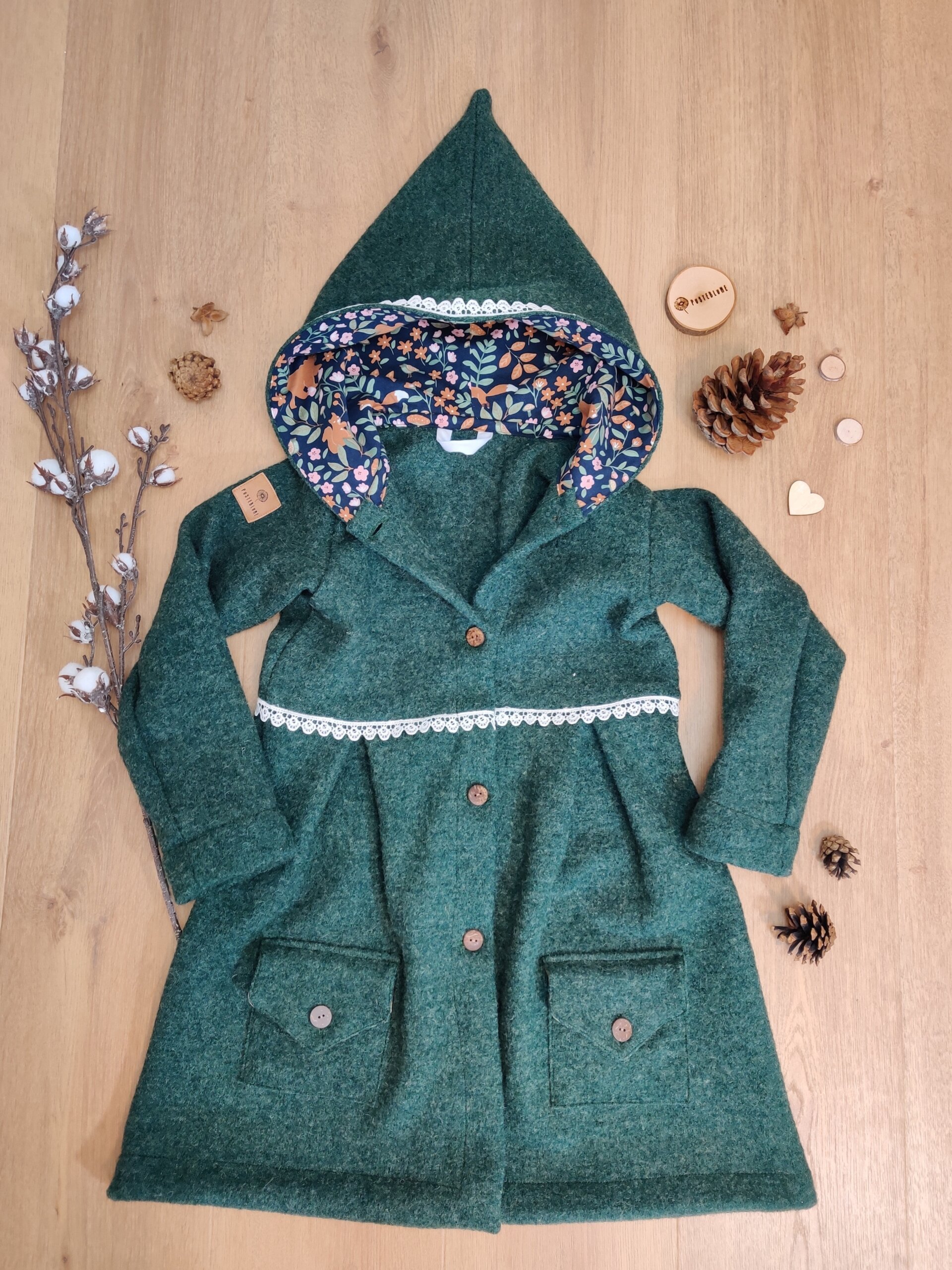 Walkmantel in tannengrün mit Zipfelkapuze teilweise gefüttert und mit Knöpfen und Spitze