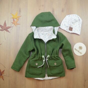 Walkparka in grün gefüttert mit Jersey mit Blumenmotiv liegt auf Boden