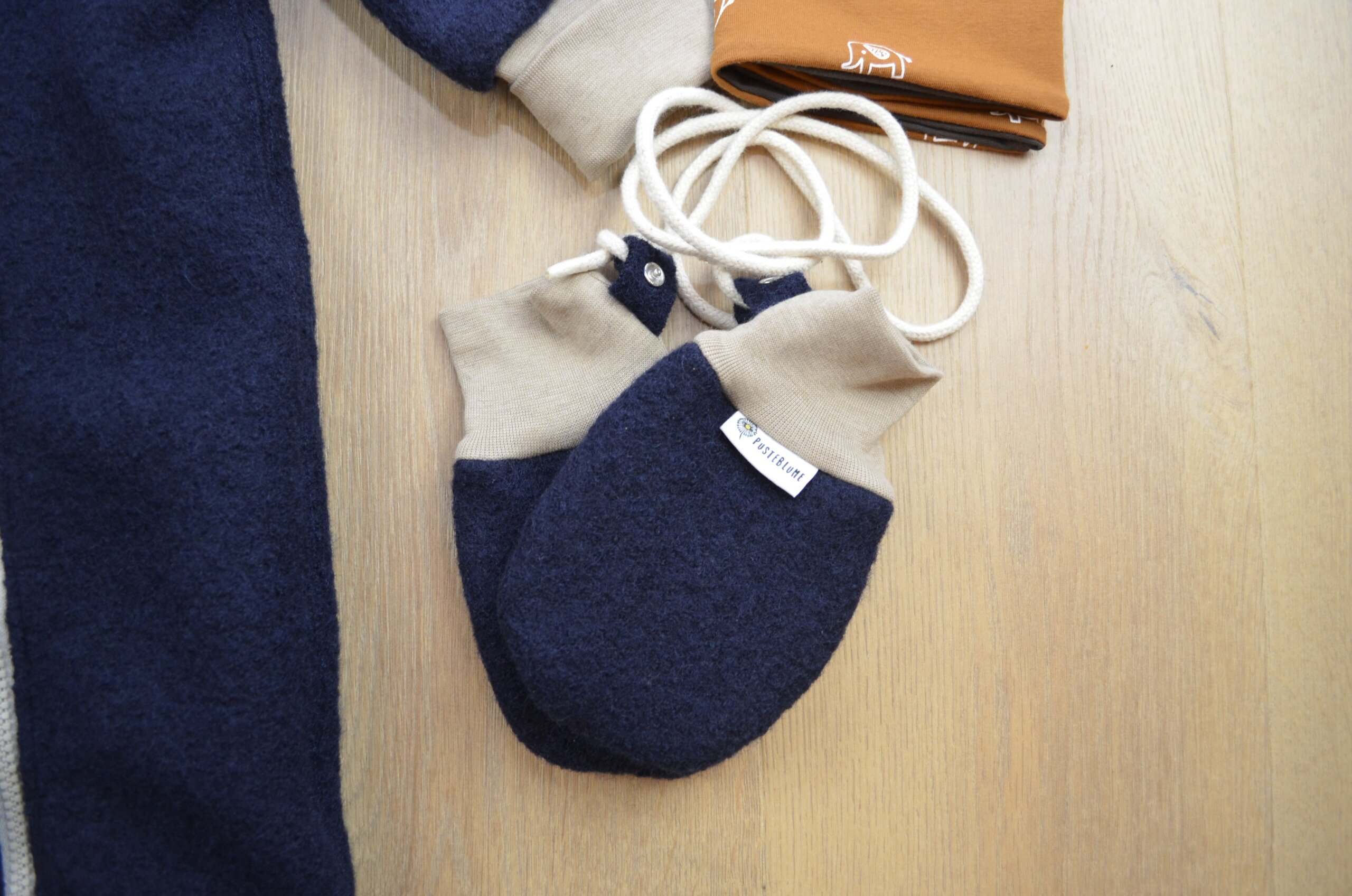 Detailfoto Walkfäustlinge nachtblau mit Kordel und Druckknöpfen