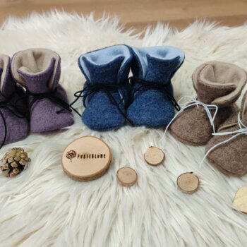 Drei Babystieferl Wollmaus in lila, blau und hellbraun