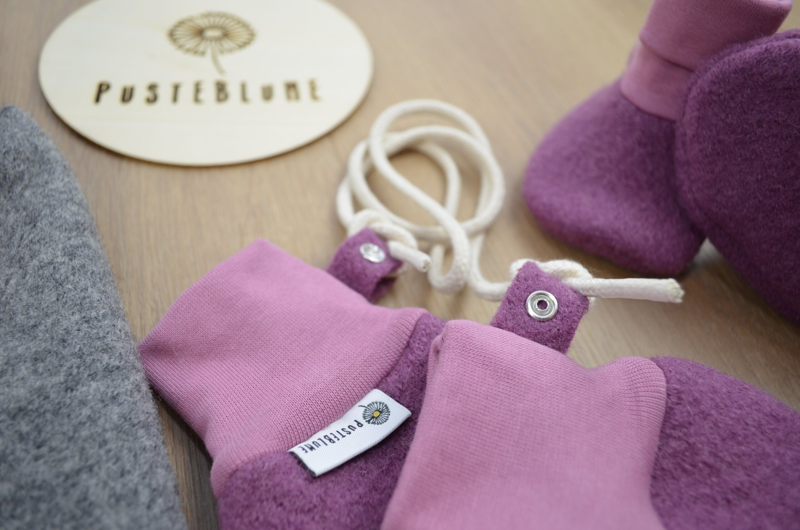 Walkfäustlinge rosa mit Kordel und Druckknöpfen