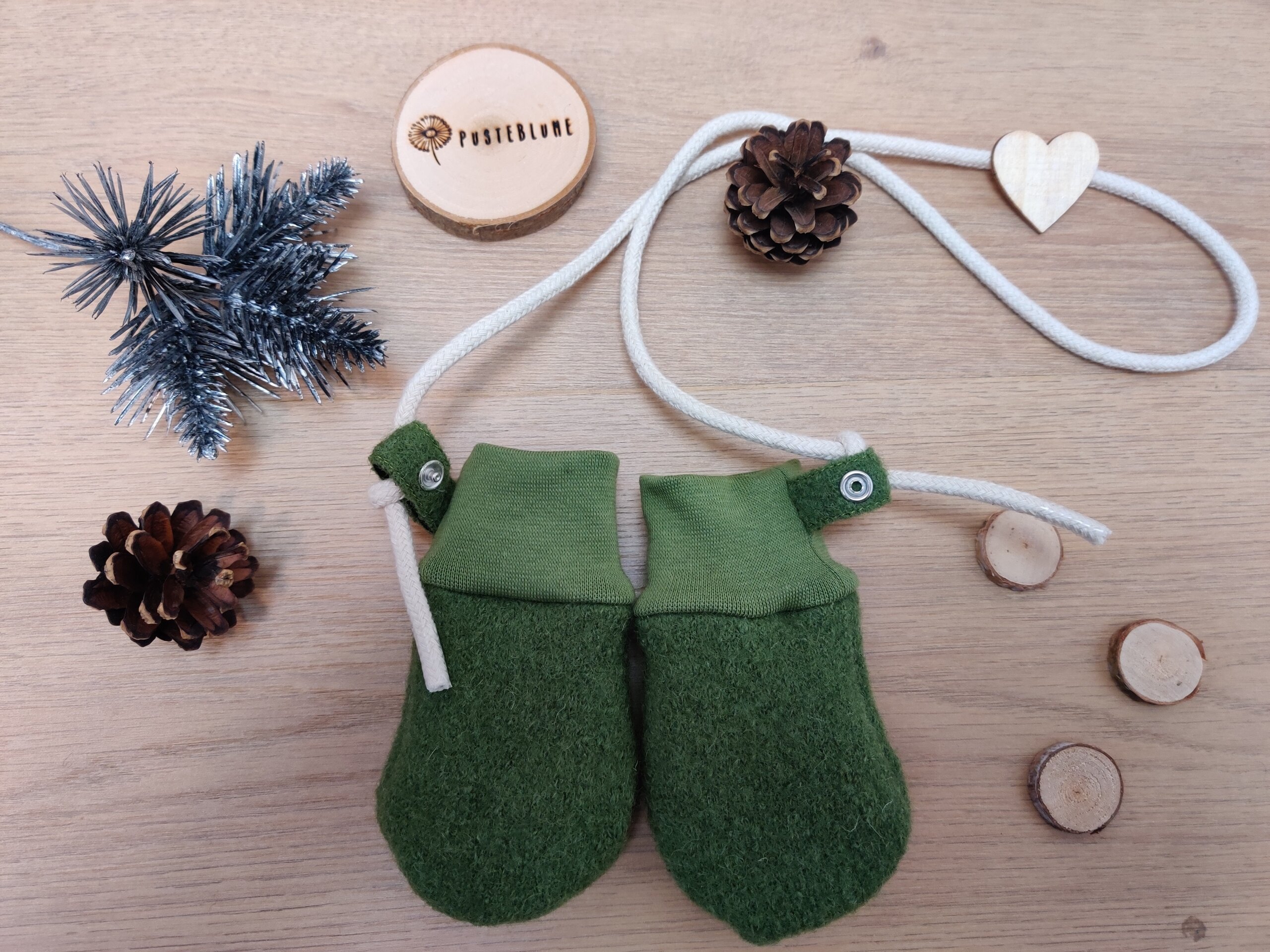 Walkfäustlinge wiesengrün mit Kordel und Druckknöpfen