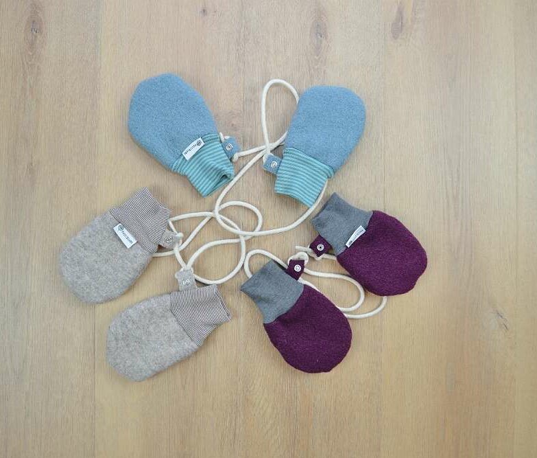 Walkfäustlinge mit Kordel und Druckknöpfen