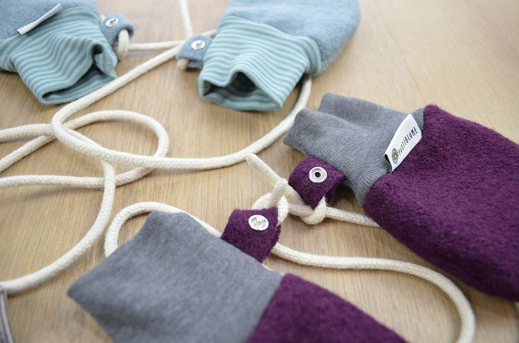 Walkfäustlinge mit Kordel und Druckknöpfen