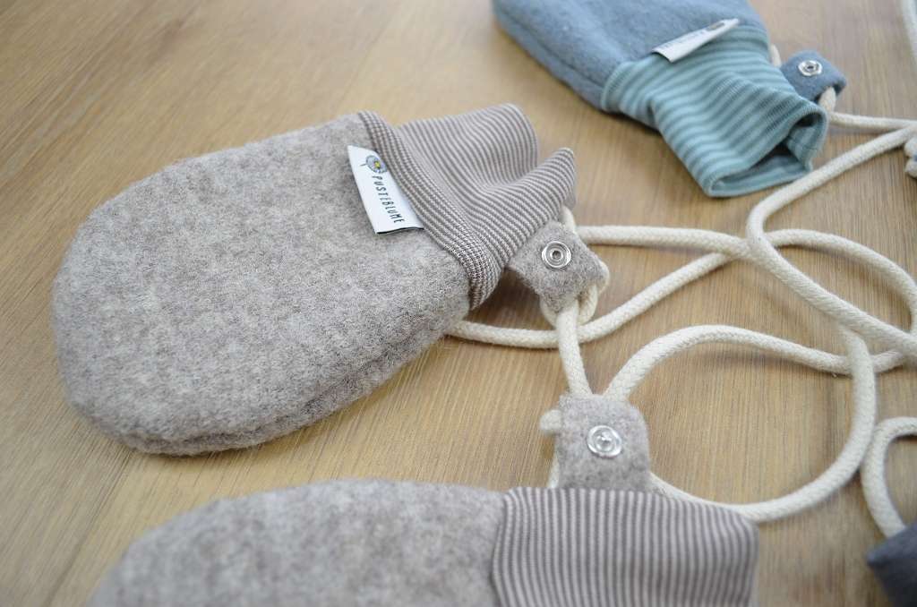 Walkfäustlinge mit Kordel und Druckknöpfen