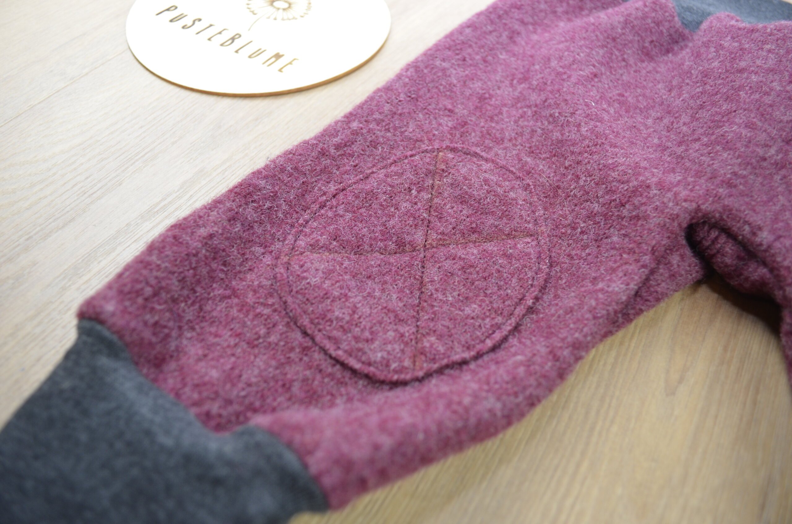 Walkhose weinrot weiß meliert mit grauem Bündchen, Detailfoto