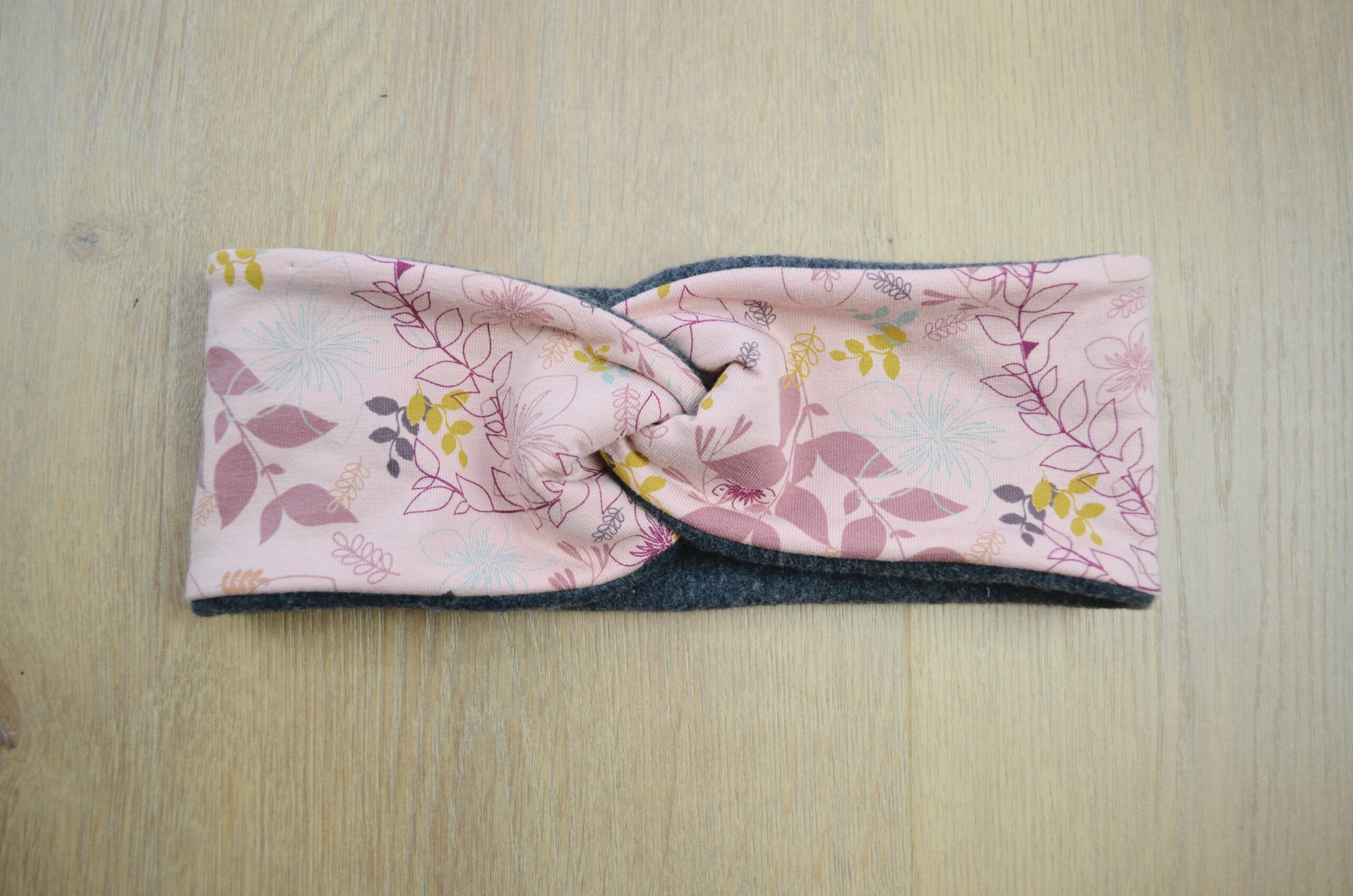 Knotenstirnband, Wollfleece dunkelgrau, rosa Jersey mit Blüten und Blättern