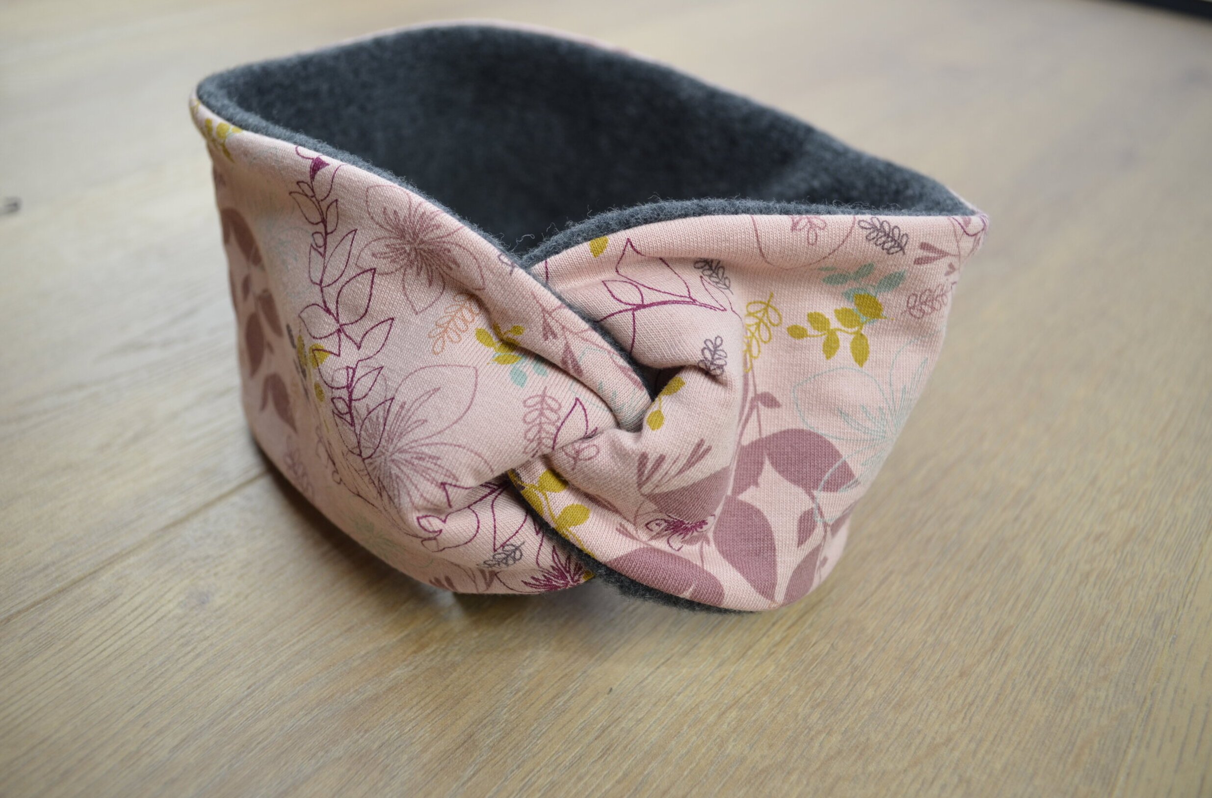 Knotenstirnband, Wollfleece dunkelgrau, rosa Jersey mit Blüten und Blättern